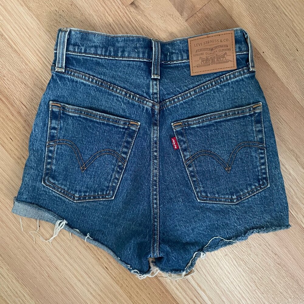 Levis Ribcage Shorts - Picture 2 of 8